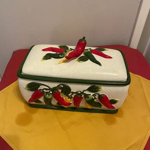 Vintage KMC handbeschilderde keramische brooddoos – Chilipeper keukendecoratie