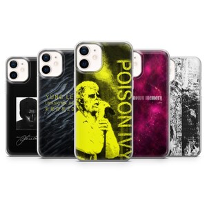 Op de afbeelding: Vijf smartphonehoesjes met verschillende ontwerpen: een zwarte hoes met een portret, een donkere textuurhoes met tekst, een gele hoes met een figuur en de tekst POISON IVY, een magenta nevelhoes met tekst en een zwart-witte abstracte grafische hoes.