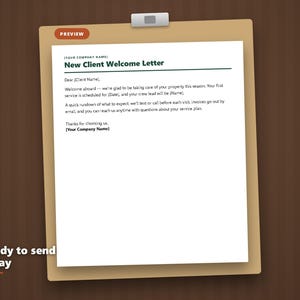 K&ouml;nnte beinhalten: Ein beigefarbenes Klemmbrett mit einem wei&szlig;en Dokument mit der &Uuml;berschrift New Client Welcome Letter. Der Text enth&auml;lt Platzhalter f&uuml;r Firmenname, Kundenname, Datum und Teamleiter. Ein orangefarbener Reiter oben links zeigt PREVIEW. Ready to send today steht unten.