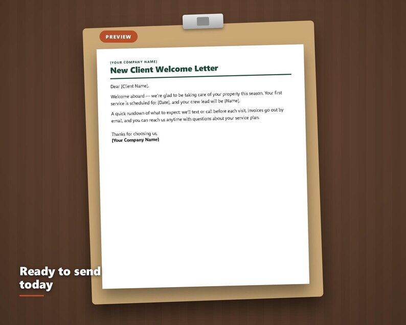K&ouml;nnte beinhalten: Ein beigefarbenes Klemmbrett mit einem wei&szlig;en Dokument mit der &Uuml;berschrift New Client Welcome Letter. Der Text enth&auml;lt Platzhalter f&uuml;r Firmenname, Kundenname, Datum und Teamleiter. Ein orangefarbener Reiter oben links zeigt PREVIEW. Ready to send today steht unten.