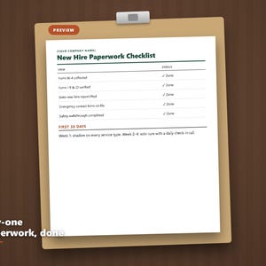 Op de afbeelding: Een beige klembord met een wit document getiteld New Hire Paperwork Checklist. Het formulier bevat secties voor items zoals Formulier W-4, Formulier I-9 en een schema voor de eerste 30 dagen, waarbij alle statusvakjes zijn aangevinkt.