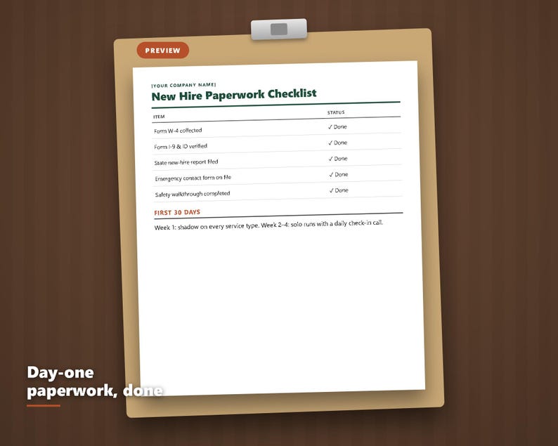 Op de afbeelding: Een beige klembord met een wit document getiteld New Hire Paperwork Checklist. Het formulier bevat secties voor items zoals Formulier W-4, Formulier I-9 en een schema voor de eerste 30 dagen, waarbij alle statusvakjes zijn aangevinkt.