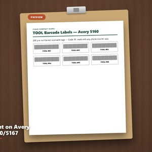 Pode incluir: Uma folha de papel branco numa prancheta castanha com um modelo para etiquetas de c&oacute;digo de barras TOOL Avery 5160. A folha inclui seis etiquetas retangulares com c&oacute;digos de barras pretos e texto de TOOL-001 a TOOL-006, para imprimir em Avery 5160/5167.