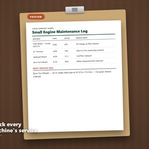Puede incluir: Un portapapeles de color canela que sostiene una hoja de papel blanca titulada Small Engine Maintenance Log. El documento incluye columnas para m&aacute;quina, fecha, horas y servicio realizado, con entradas para cortac&eacute;sped y soplador.