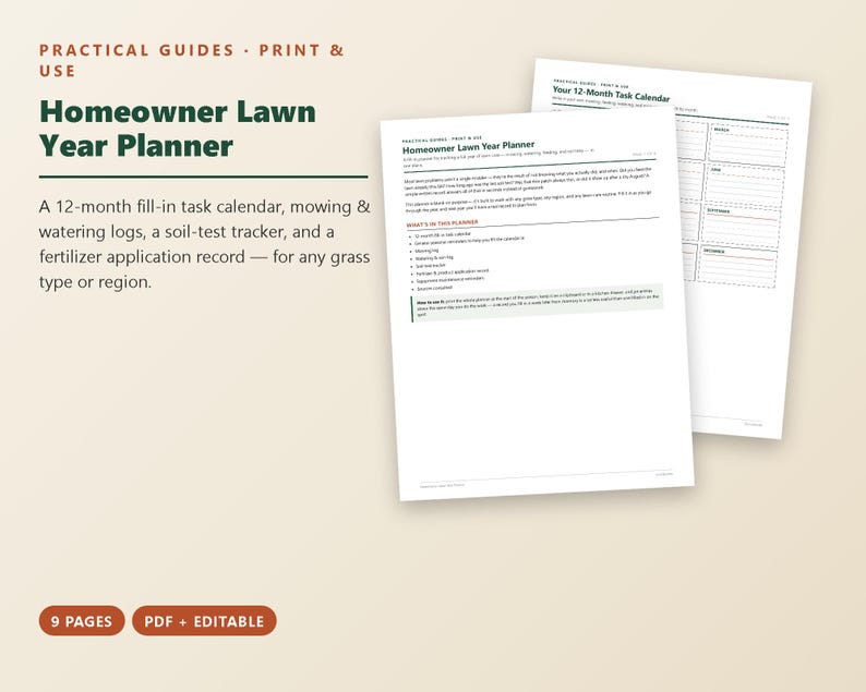 Op de afbeelding: Een Homeowner Lawn Year Planner documentenset met een 12-maanden invulbare takenkalender, maai- en bewateringslogboeken, een bodemtesttracker en een registratie voor kunstmesttoepassing met gestructureerde tabellen en tekst.
