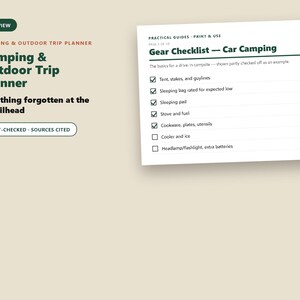 Puede incluir: Un documento de Camping & Outdoor Trip Planner con una lista de verificaci&oacute;n de equipo para acampar en coche. El texto incluye encabezados como Practical Guides, Print & Use y enumera art&iacute;culos como tienda, saco de dormir y nevera.