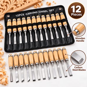 Peut inclure: Un ensemble de 12 ciseaux à bois avec des lames en acier au carbone et des manches en bois clair. Les outils sont disposés dans une trousse de rangement noire avec le texte 12PCS CARVING CHISEL SET. Inclut des encadrés sur le manche et la lame.