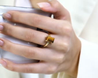 14 kt gouden tijgeroogring · Rechthoekige tijgeroogring · Rechthoekige ring · 14 kt gouden ringen · Edelsteenringen tijgeroog · Bruine solitairering