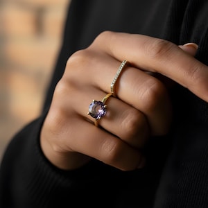 Ring paarse amethist · Ring februari geboortesteen · 18k gouden band · Aangepaste massief gouden ring · Stapelbare ring · Edelsteensieraden afbeelding 1
