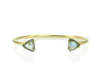 Pode incluir: Um bracelete de ouro com duas pedras triangulares de labradorita.