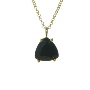 K&ouml;nnte beinhalten: Eine goldene Kettenkette mit einem schwarzen Edelstein-Anh&auml;nger. Der Anh&auml;nger hat eine dreieckige Form mit einem facettierten Schliff.