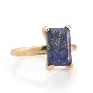 Anillo de lapislázuli · Anillo de piedra preciosa de la sabiduría · Anillo de oro rosa con piedra natal de septiembre · Anillo azul de corte esmeralda rectangular