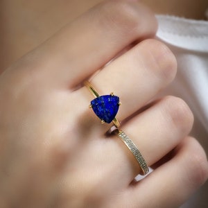 Trillion Cut Solitaire Ring · 14K Gold Lapis Ring · Verlobungsring · September Birthstone Ring · Dreieck Edelstein Ring