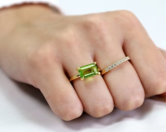 Anillo de oro con peridoto · Anillo solitario rectangular con corte esmeralda · Anillo con piedra natal de agosto · Anillo con gema verde