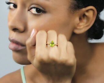 Anillo de peridoto de oro macizo · Joyería con piedra natal de agosto · Anillo de piedras preciosas apilables · Anillo solitario de oro · Anillo de piedras preciosas para mujer