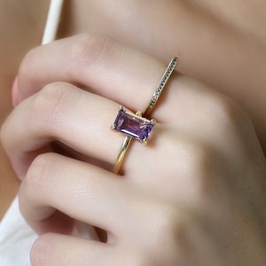 Lila ametistring · Ring med födelsesten i februari · Rektangulär solitärring · Förlovningsring i guld · Ädelstensring