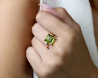 Anillo de peridoto de oro · Anillo cuadrado · Anillo con la piedra de nacimiento de agosto · Anillo con piedras preciosas apilables · Anillo de peridoto para mujer · Anillo solitario