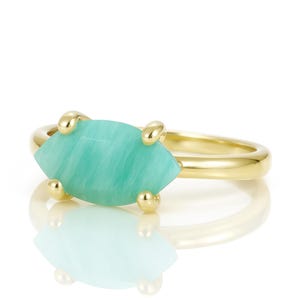 K&ouml;nnte beinhalten: Ein goldener Ring mit einem hellgr&uuml;nen Edelstein, der in einer Zargenfassung gefasst ist. Der Edelstein hat eine Marquise-Form und ein gestreiftes Muster.