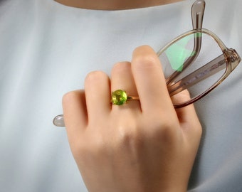 Anillo de peridoto en oro vermeil de 18 k · Anillo solitario con piedra preciosa · Anillo de peridoto verde · Anillo de oro de 14 k para mujer · Regalo de piedra natal de agosto