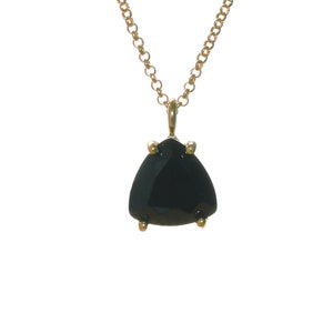 K&ouml;nnte beinhalten: Eine goldene Kettenkette mit einem schwarzen Edelstein-Anh&auml;nger. Der Anh&auml;nger hat eine dreieckige Form mit einem facettierten Schliff.