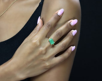 Anillo de aventurina verde con engaste horizontal · Anillo solitario verde de oro de 14 k · Anillo con piedra preciosa verde · Anillo con piedra rectangular