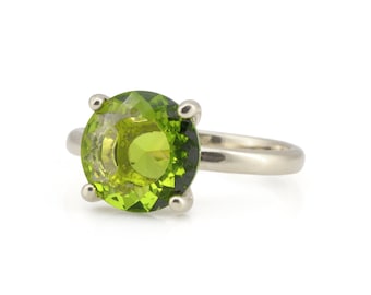 Anillo apilable de peridoto · Anillo de piedras preciosas · Anillos de plata · Anillo de diamantes · Anillo de piedras semipreciosas · Anillo de piedra natal de agosto · Anillo verde