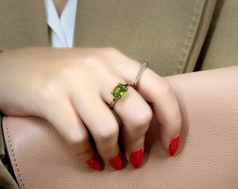 Anillo de peridoto delicado · Anillo clásico de piedras preciosas · Anillo solitario de piedras preciosas de corte ovalado · Anillo con la piedra de nacimiento de agosto · Anillo de peridoto en oro de 18 k