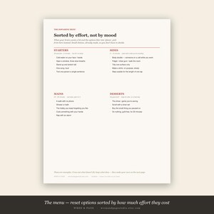 Puede incluir: Un documento impreso titulado The Dopamine Menu, clasificado por esfuerzo, no por estado de &aacute;nimo. Incluye categor&iacute;as para Starters, Sides, Mains y Desserts, enumerando actividades con tiempos estimados. Texto en negro y rojo sobre un fondo color crema.