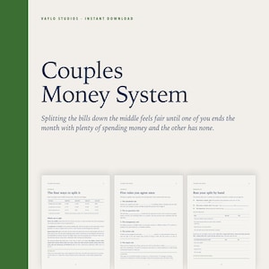 Op de afbeelding: Een digitaal document getiteld Couples Money System van Vaylo Studios. De pagina bevat donkerblauwe tekst op een crèmekleurige achtergrond met een groene verticale balk aan de linkerkant. Het bevat drie pagina's met financiële werkbladen.