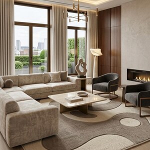 Pu&ograve; includere: Un soggiorno con un grande divano angolare beige, due poltrone grigio scuro con struttura in metallo e un tavolino quadrato in marmo. Un tappeto a motivi con forme ondulate beige e marroni copre il pavimento in legno vicino a un camino.