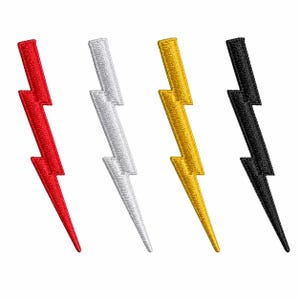 Puede incluir: Cuatro parches bordados con forma de rayo dispuestos en una fila vertical. Los parches son de color rojo, blanco, dorado y negro, cada uno con un patrón de puntadas texturizado y una forma dentada con un extremo inferior puntiagudo.