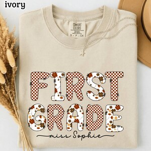 T-Shirt für Grundschullehrer, personalisiertes Retro-Patchwork-Shirt für die jeweilige Klassenstufe, Geschenk zum Schulanfang