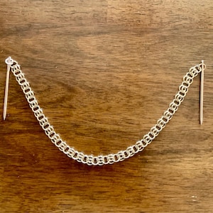 Angelsächsische Pins mit Kette