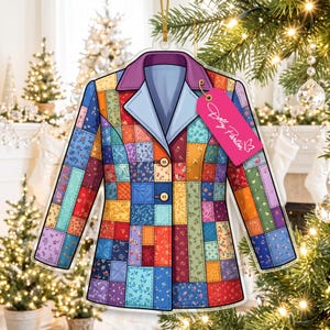 Könnte beinhalten: Ein flaches Acryl-Ornament in Form eines Blazers mit einem bunten Patchwork-Muster aus verschiedenen Blumen- und geometrischen Drucken in Rot-, Blau-, Gelb- und Grüntönen. Es hat einen violetten Kragen und ein rosa Etikett mit der Aufschrift Dolly Parton.