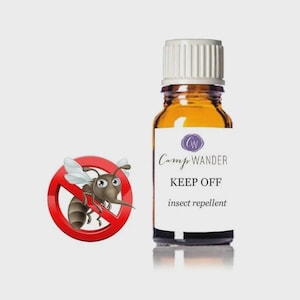Könnte beinhalten: Eine kleine bernsteinfarbene Glasflasche mit weißem geripptem Verschluss und weißem Etikett. Das Etikett trägt den Text Camp Wander, KEEP OFF und insect repellent. Neben der Flasche befindet sich ein rotes Verbotszeichen mit einer Mücke.