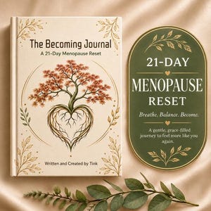 Puede incluir: Un libro de tapa dura color crema titulado The Becoming Journal A 21-Day Menopause Reset con una ilustración de un árbol y un letrero ovalado verde oscuro con el texto 21-Day Menopause Reset, Breathe, Balance, Become, y a gentle, grace-filled journey.