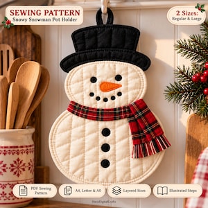 Puede incluir: Un agarrador de ollas acolchado con forma de muñeco de nieve, con sombrero negro, nariz de zanahoria naranja, ojos y boca de botones negros y una bufanda de cuadros rojos y verdes. El texto dice SEWING PATTERN Snowy Snowman Pot Holder.