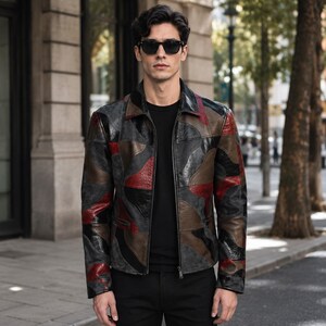 Könnte beinhalten: Eine langärmelige Jacke mit einem mehrfarbigen Patchwork-Muster in Schwarz-, Rot- und Brauntönen. Das Kleidungsstück verfügt über einen klassischen Kragen, einen durchgehenden Frontreißverschluss und lange Ärmel mit Manschetten.
