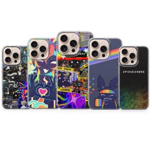 Puede incluir: Cinco fundas para smartphone con diversos diseños gráficos. Las fundas muestran ilustraciones coloridas, incluyendo un personaje haciendo una forma de corazón, patrones de cinta de advertencia, una franja arcoíris y el texto SPOKEISHERE.