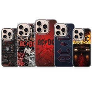 Puede incluir: Cinco fundas para smartphone con varios diseños de la banda AC/DC. Las fundas muestran gráficos que incluyen miembros de la banda, el logo de AC/DC, patrones rojos agrietados, un diseño de logo azul oscuro y un coche con el texto Highway to Hell.