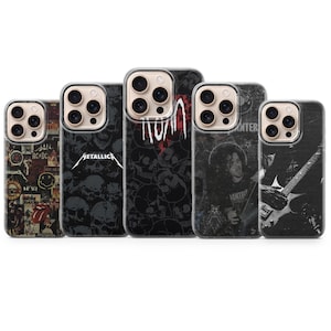 Könnte beinhalten: Fünf Smartphone-Hüllen mit Rock- und Metal-Band-Motiven. Die Designs umfassen eine Collage aus Bandlogos, ein Metallica-Totenkopfmuster, ein weißes Logo auf Schwarz, ein Musikerporträt und ein schwarz-weißes Bild eines Gitarristen.