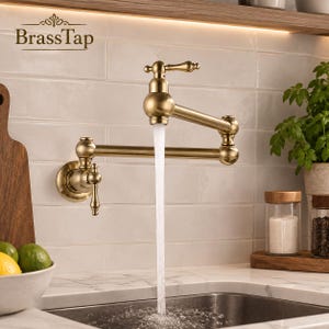 Könnte beinhalten: Ein an der Wand montierter Topffüller-Wasserhahn mit gebürstetem Messing-Finish und zwei beweglichen Schwenkarmen. Der Wasserhahn verfügt über einen Hebelgriff und gibt einen stetigen Wasserstrahl in ein Spülbecken ab. Der Text BrassTap ist oben links.