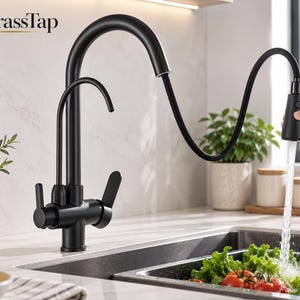 Peut inclure: Un robinet de cuisine noir mat avec un bec rétractable à arc élevé, un bec secondaire pour l'eau filtrée et deux leviers latéraux. La marque BrassTap est visible dans le coin supérieur gauche. L'eau coule du bec rétractable.