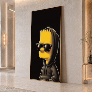 Könnte beinhalten: Ein rechteckiges Wandbild mit einer gelben Zeichentrickfigur, die einen schwarzen Kapuzenpullover und eine schwarze Sonnenbrille vor einem schwarzen Hintergrund trägt, gerahmt in einem dünnen Goldrand, vertikal an einer hellen Wand.