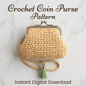 Puede incluir: Un monedero de ganchillo beige con un cierre de beso de metal plateado y una correa de muñeca a juego con una pequeña borla verde. El texto "Crochet Coin Purse Pattern" y "Instant Digital Download" está impreso sobre y bajo el monedero.