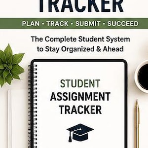 Op de afbeelding: Een spiraalgebonden notitieboek voor studenten om opdrachten bij te houden met een witte kaft, de tekst Student Assignment Tracker en een icoon van een afstudeerhoed. De kaft bevat de zin Plan, Track, Submit, Succeed en 16 pagina's.
