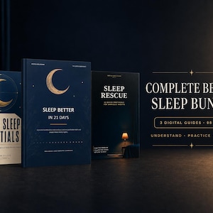 Op de afbeelding: Drie digitale gidsen getiteld Better Sleep Essentials, Sleep Better in 21 Days en Sleep Rescue. De tekst Complete Better Sleep Bundle, 3 Digital Guides, 98 Pages, Understand, Practice, Respond staat in het wit op een donkere achtergrond.