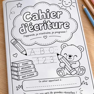 Può includere: Un quaderno di scrittura bianco con illustrazioni a linee nere che raffigurano un sole sorridente, un orsacchiotto con una matita e una pila di libri. Il testo in copertina recita Cahier d'écriture, J'apprends, je m'entraîne, je progresse, Écrire, Découvrir, Progresser, Avec Plaisir, Ce cahier appartient à e De petits pas vers de grandes réussites.