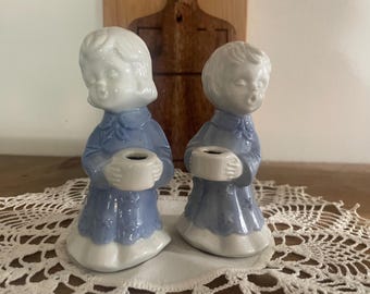 Vintage blauw-witte porseleinen kandelaars van Caroler uit de MCM-periode.