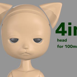 Op de afbeelding: Een beige poppenhoofd met kattenoren en grijze ogen. De groene tekst luidt "4in. head for 100mm body". Het hoofd is ontworpen voor een poppenlichaam van 100 mm. Het poppenhoofd heeft een neutrale uitdrukking.